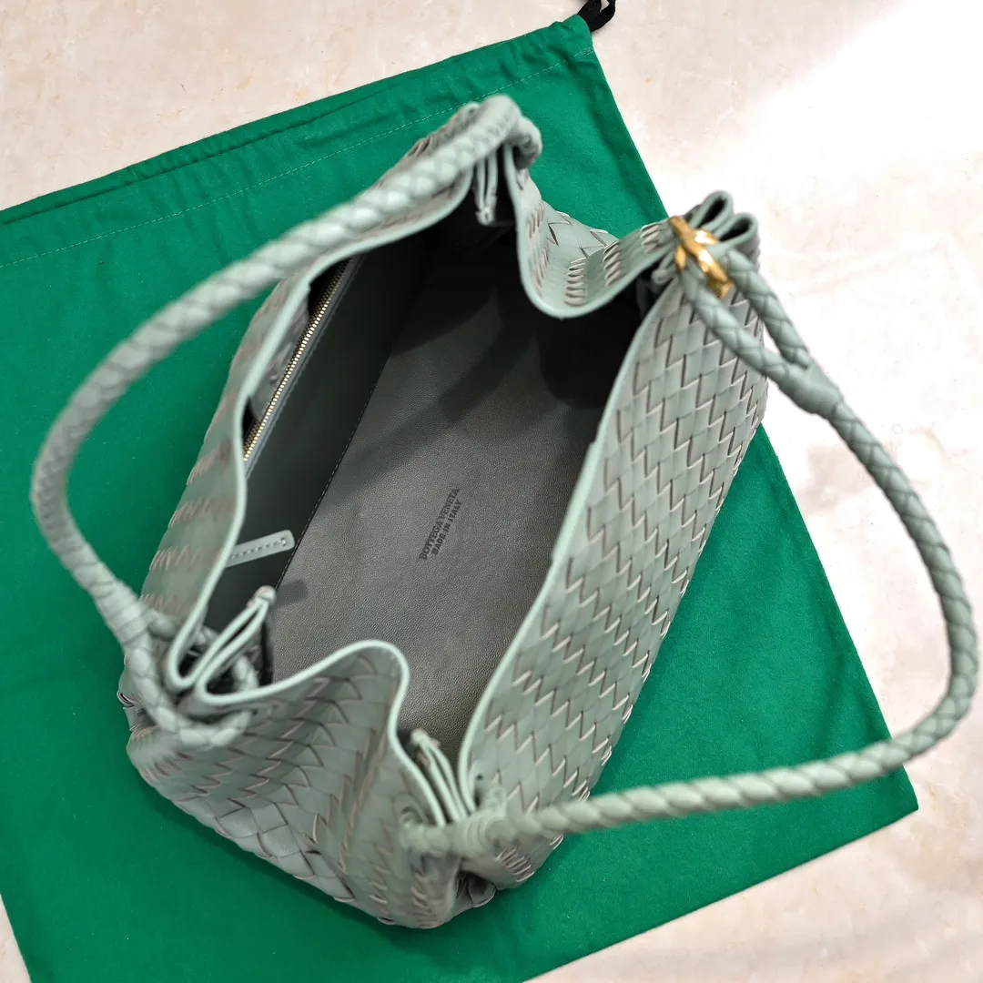 Batch 2660 24 early autumn new model Andiamo Parachute is made of a whole piece of woven leather and is processed with folding stitching at the four corners # Craftsmanship and creativity. Large size is atmospheric and practical. One of the must-selects for BV. Large space, can hold a computer, thick shoulder strap, very comfortable on the shoulder. Large parachute upper body real photo can be carried on the back. The upper body is versatile and cute☺️ Style number: 6571 Size: 30*26*20cm